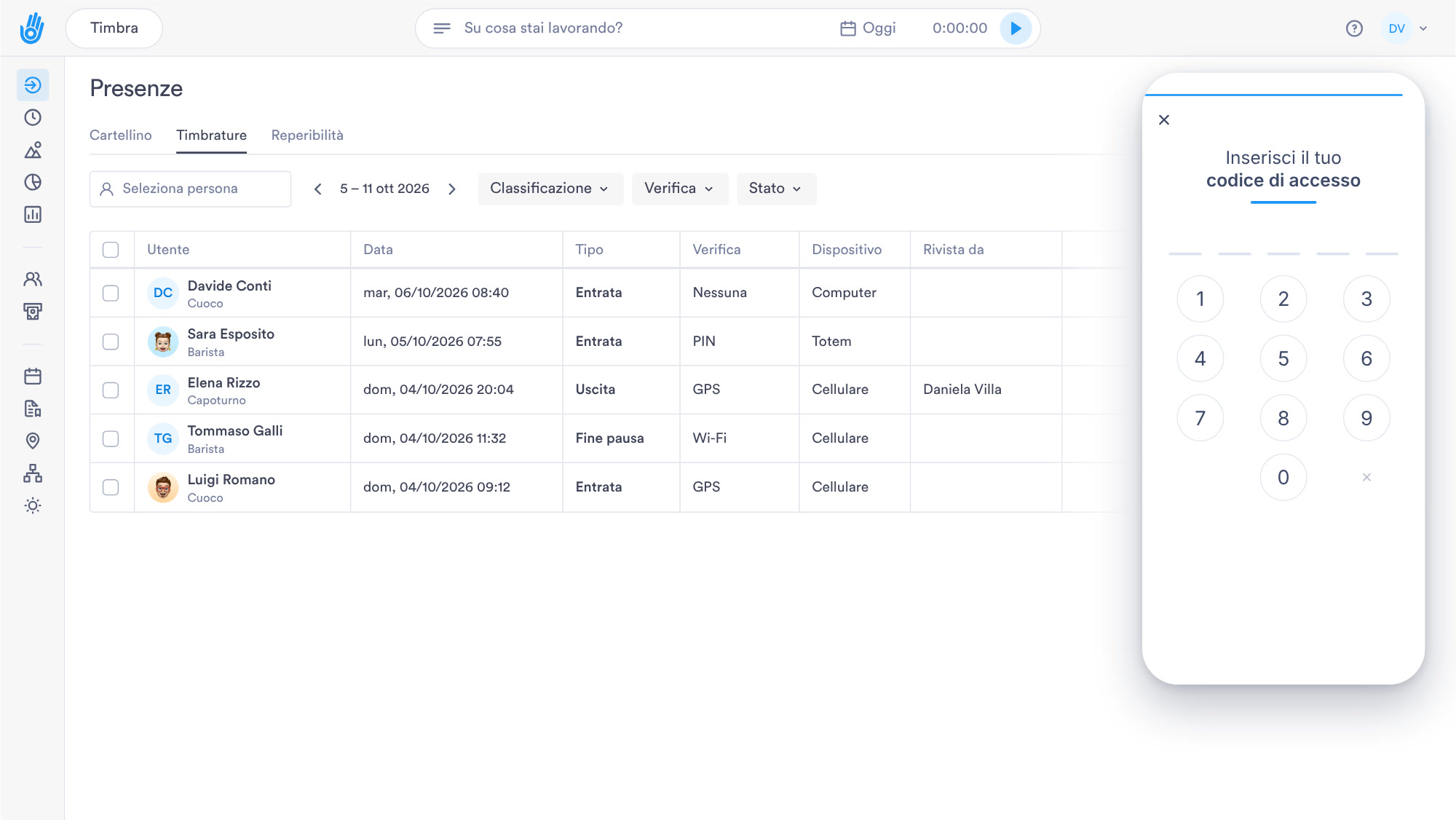 Un dipendente timbra con il proprio PIN sul tablet condiviso e la timbratura compare nel registro sul web