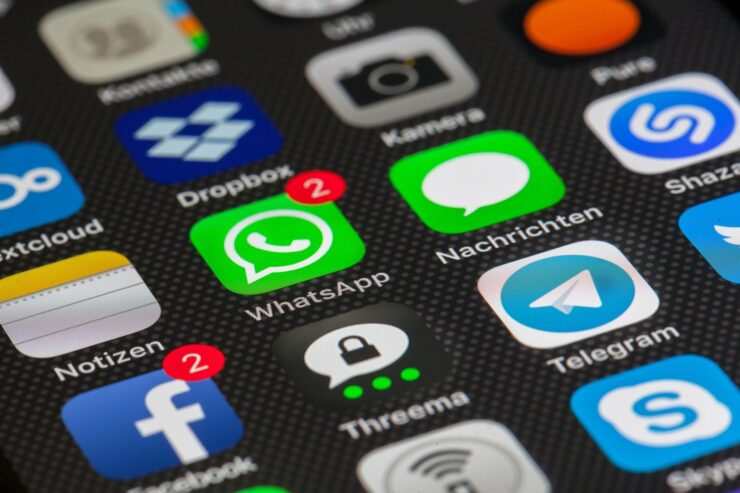 Pantalla de móvil con mensajes en Whatsapp
