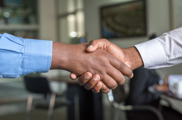 shaking hand trust in the workplace